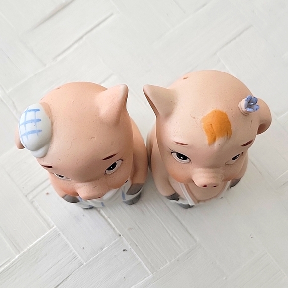 Two Little Pigs in Overall's Salt and Pepper Shakers Collectible Adorable - Picture 6 of 7